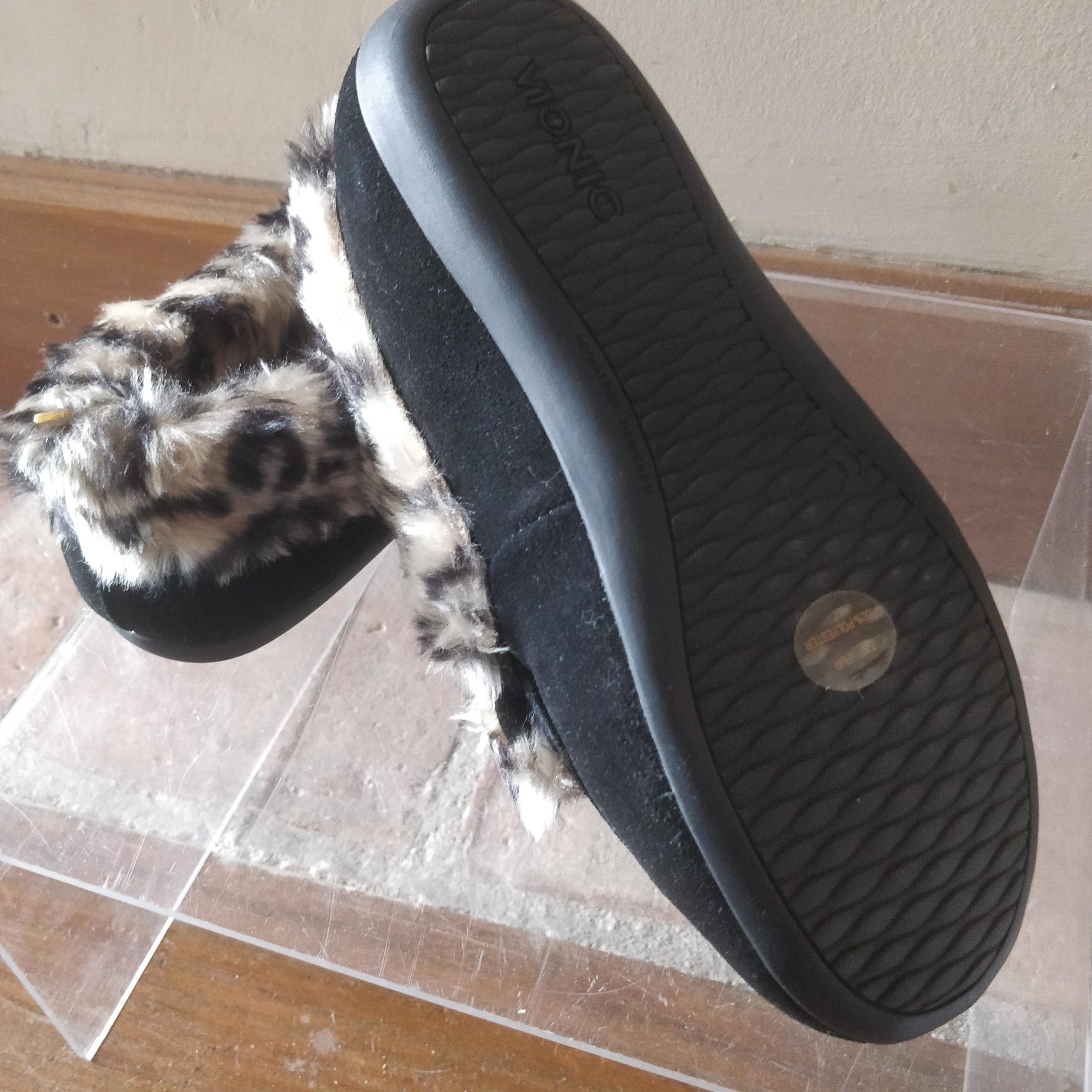 Vionic Juniper fluffy slippers - 37EU - The Bodyworks Clinic Marbella Spain